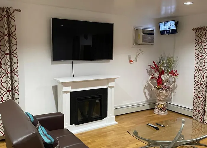 Luxurious 3 Bedrooms Apt With Master 2 Bathrooms