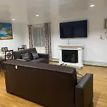 Luxurious 3 Bedrooms Apt With Master 2 Bathrooms