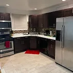 Luxurious 3 Bedrooms Apt With Master 2 Bathrooms