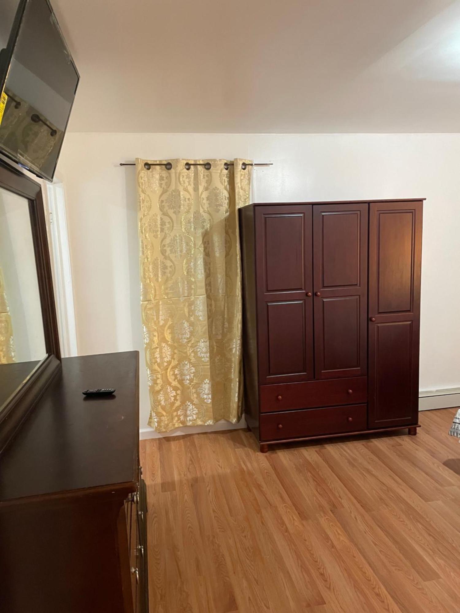 Luxurious 3 Bedrooms Apt With Master 2 Bathrooms *