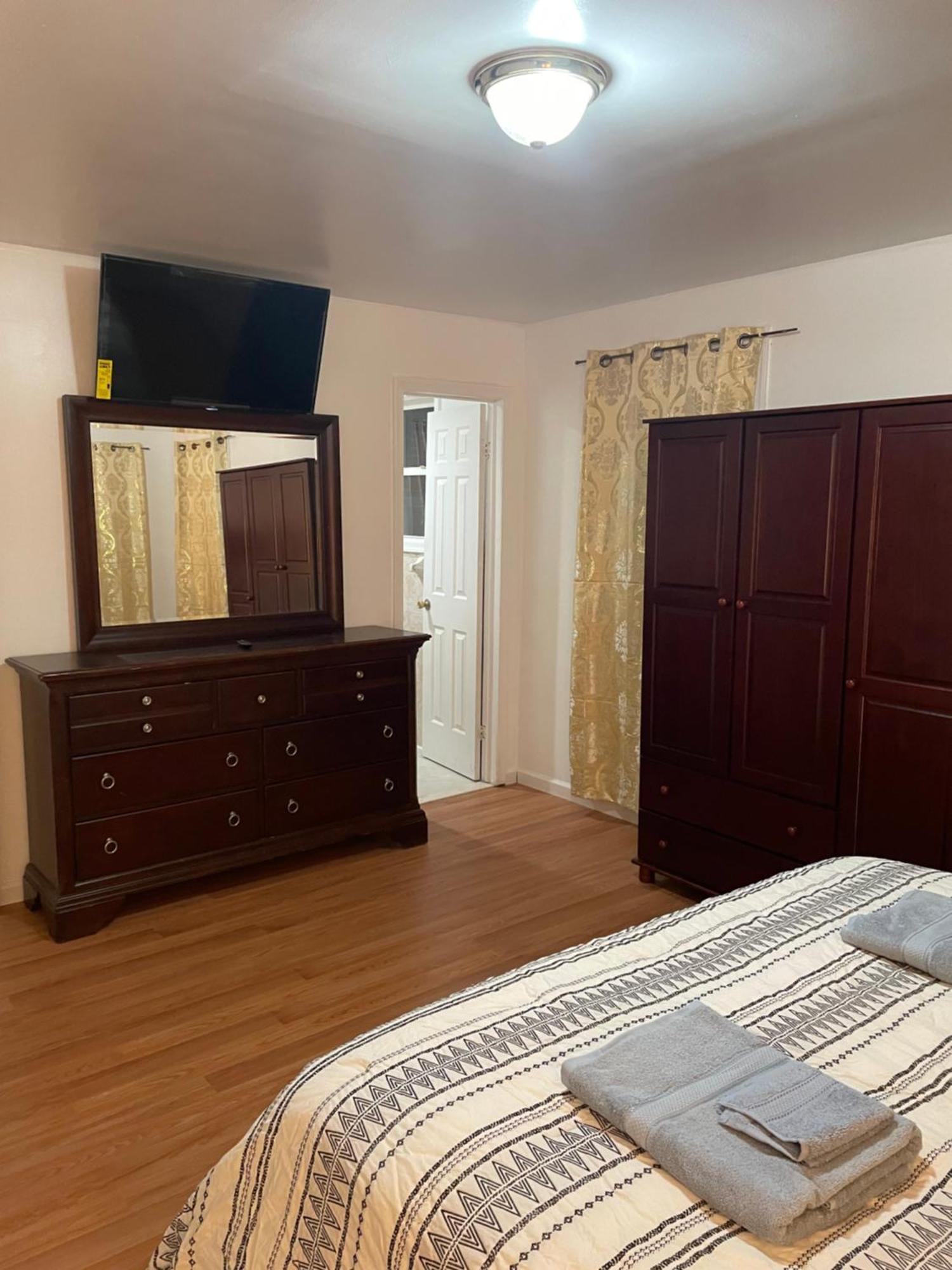 Luxurious 3 Bedrooms Apt With Master 2 Bathrooms