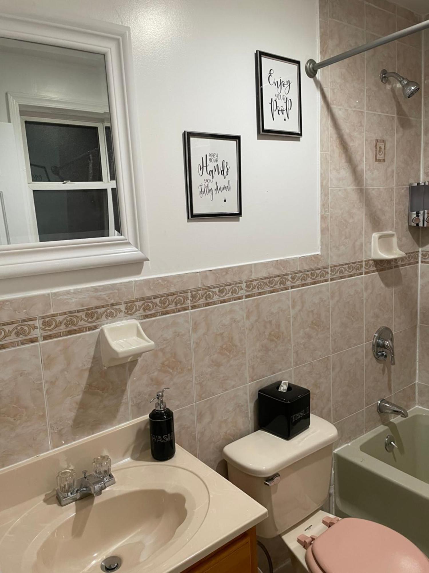 Luxurious 3 Bedrooms Apt With Master 2 Bathrooms *