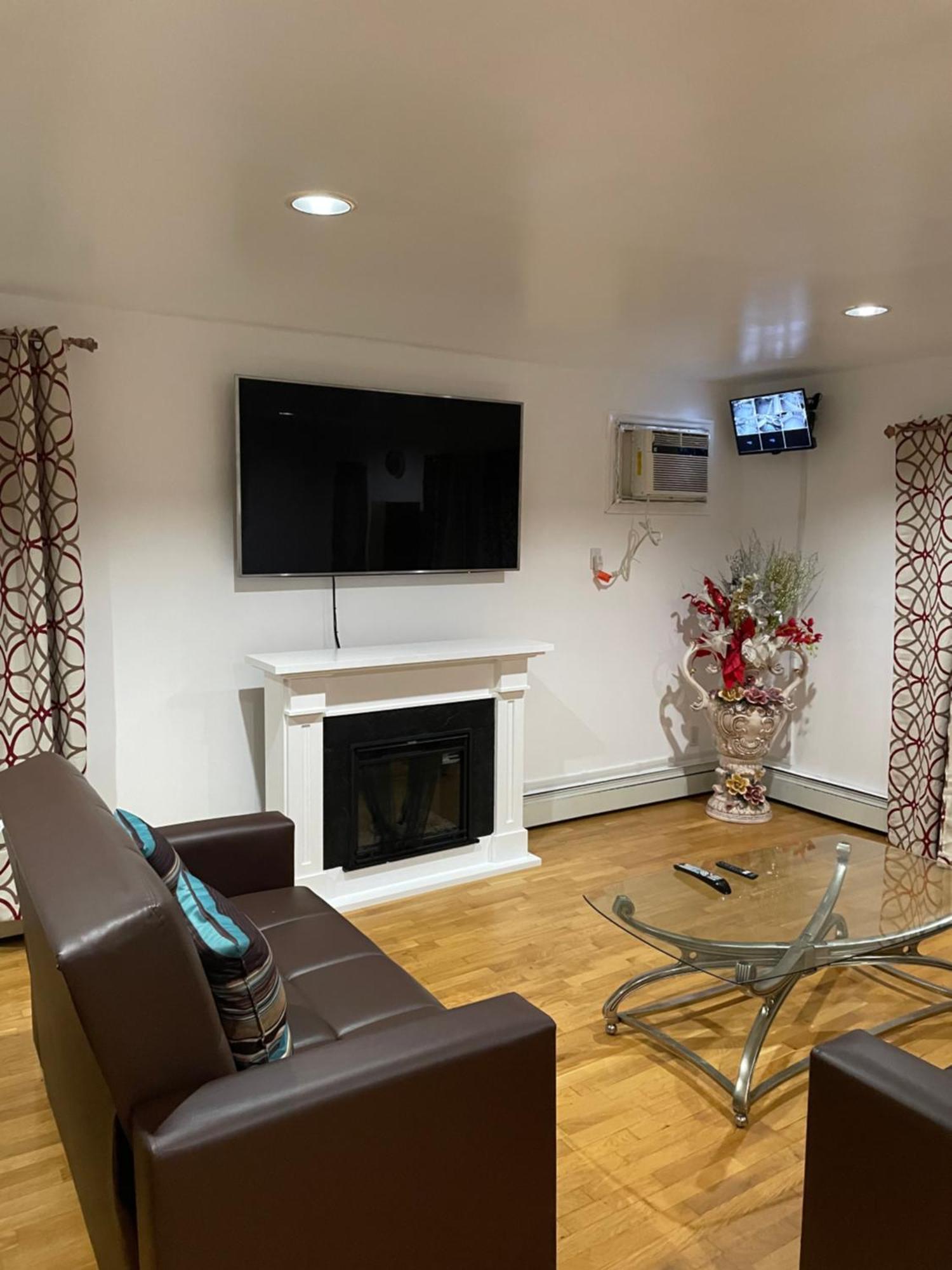 Luxurious 3 Bedrooms Apt With Master 2 Bathrooms *